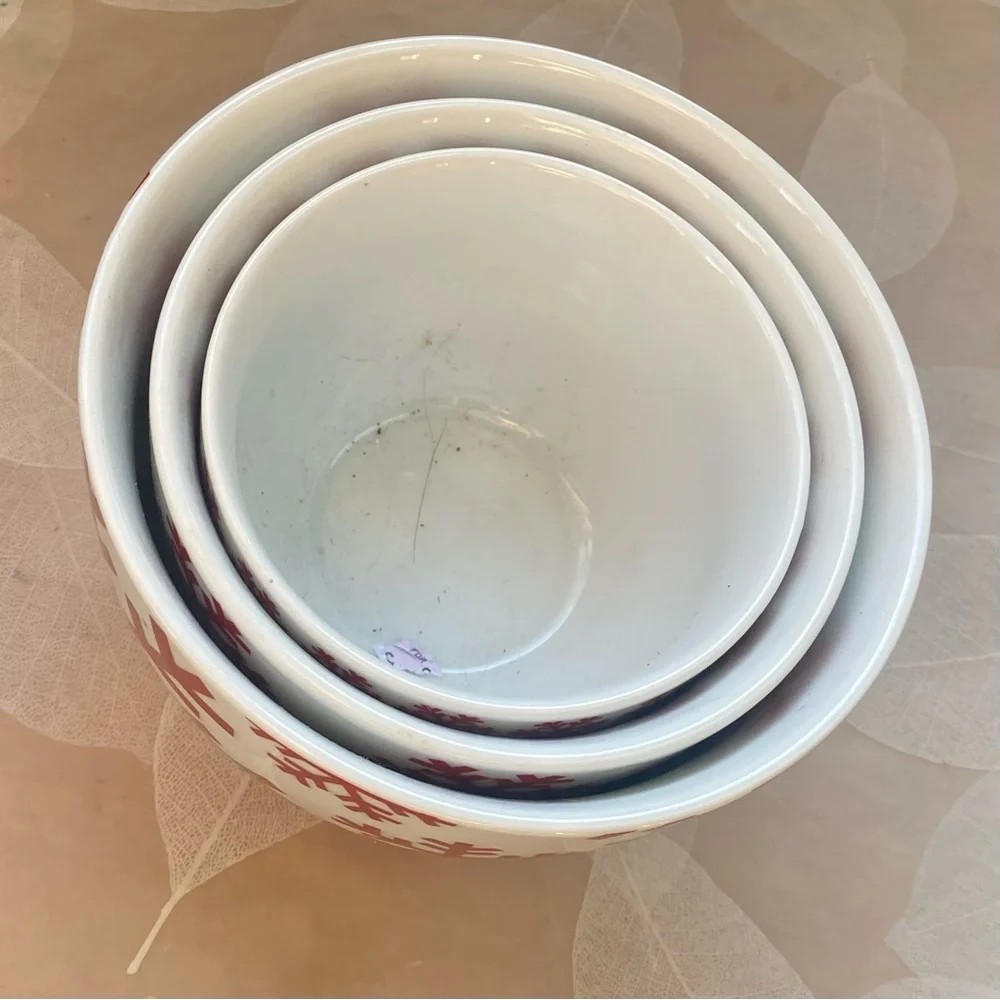 Crate & Barrel Nesting Snowflake Christmas Bowls. Set of 3.